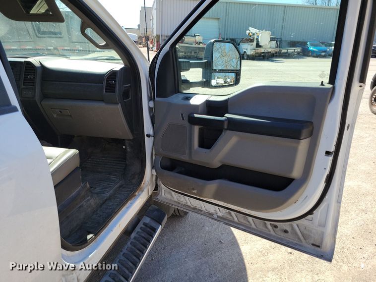 image for item DK4192 2017 Ford F550 Super Duty XL Crew Cab truck cab and chassis