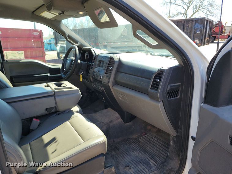 image for item DK4192 2017 Ford F550 Super Duty XL Crew Cab truck cab and chassis