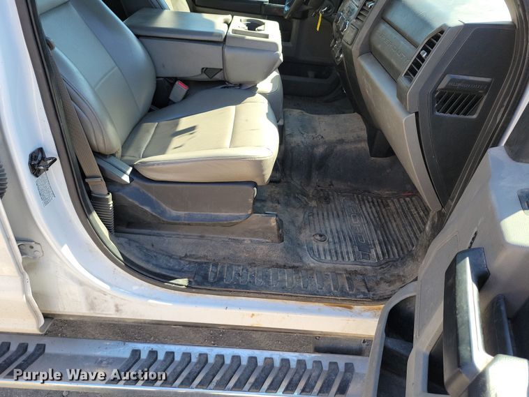 image for item DK4192 2017 Ford F550 Super Duty XL Crew Cab truck cab and chassis