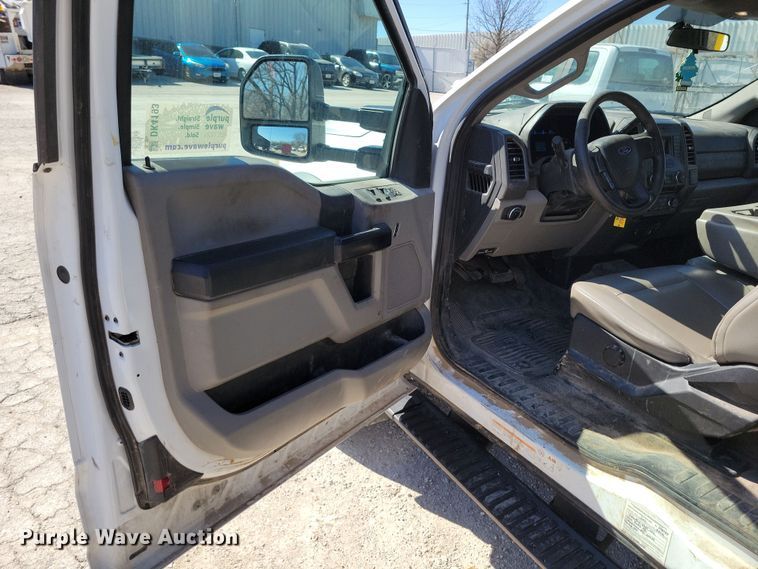 image for item DK4193 2017 Ford F550 Super Duty XL SuperCab truck cab and chassis