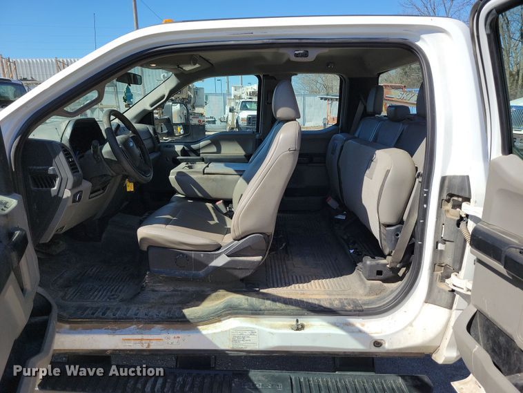 image for item DK4193 2017 Ford F550 Super Duty XL SuperCab truck cab and chassis