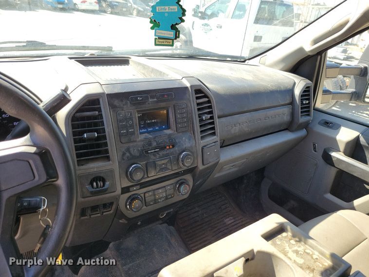 image for item DK4193 2017 Ford F550 Super Duty XL SuperCab truck cab and chassis