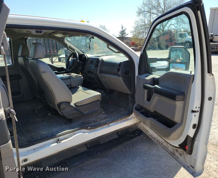 image for item DK4193 2017 Ford F550 Super Duty XL SuperCab truck cab and chassis