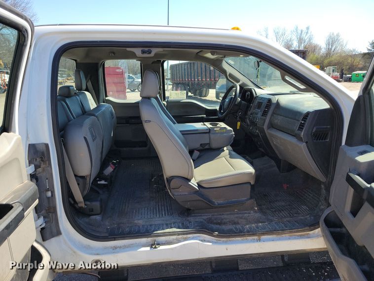 image for item DK4193 2017 Ford F550 Super Duty XL SuperCab truck cab and chassis