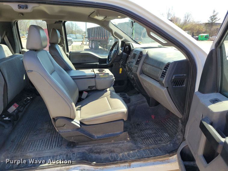 image for item DK4193 2017 Ford F550 Super Duty XL SuperCab truck cab and chassis