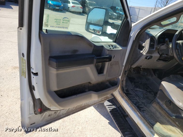 image for item DK4194 2017 Ford F550 Super Duty XL SuperCab truck cab and chassis