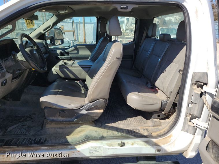 image for item DK4194 2017 Ford F550 Super Duty XL SuperCab truck cab and chassis