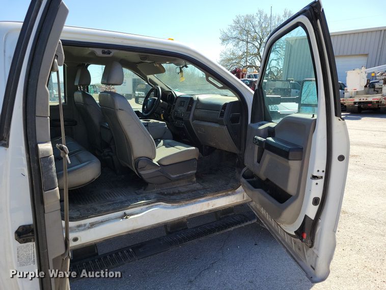 image for item DK4194 2017 Ford F550 Super Duty XL SuperCab truck cab and chassis