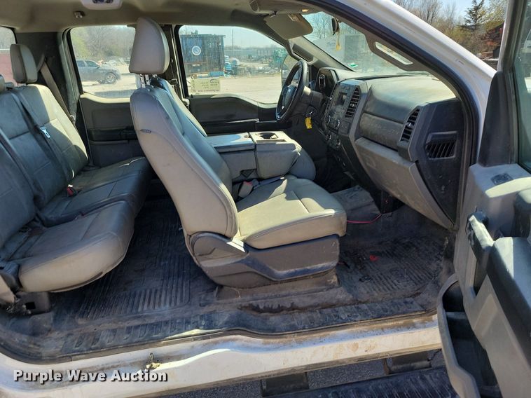 image for item DK4194 2017 Ford F550 Super Duty XL SuperCab truck cab and chassis