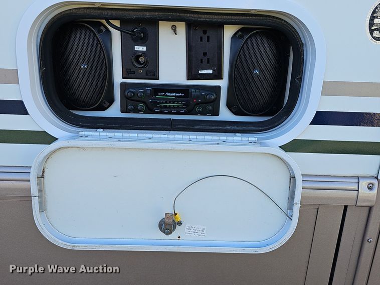 image for item DM1560 1998 Winnebago Adventurer RV