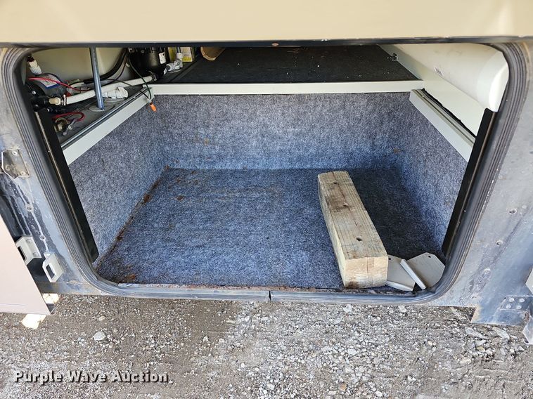 image for item DM1560 1998 Winnebago Adventurer RV