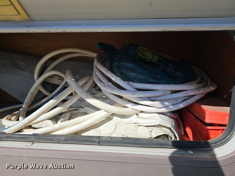 image for item DM1560 1998 Winnebago Adventurer RV