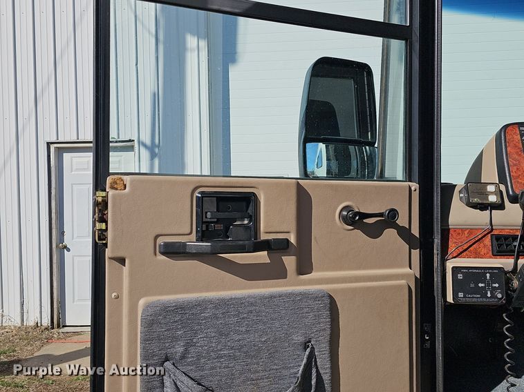 image for item DM1560 1998 Winnebago Adventurer RV