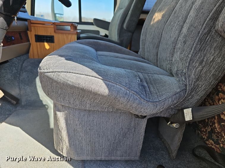image for item DM1560 1998 Winnebago Adventurer RV