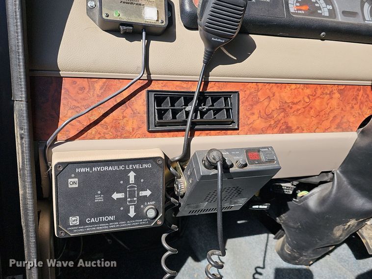 image for item DM1560 1998 Winnebago Adventurer RV