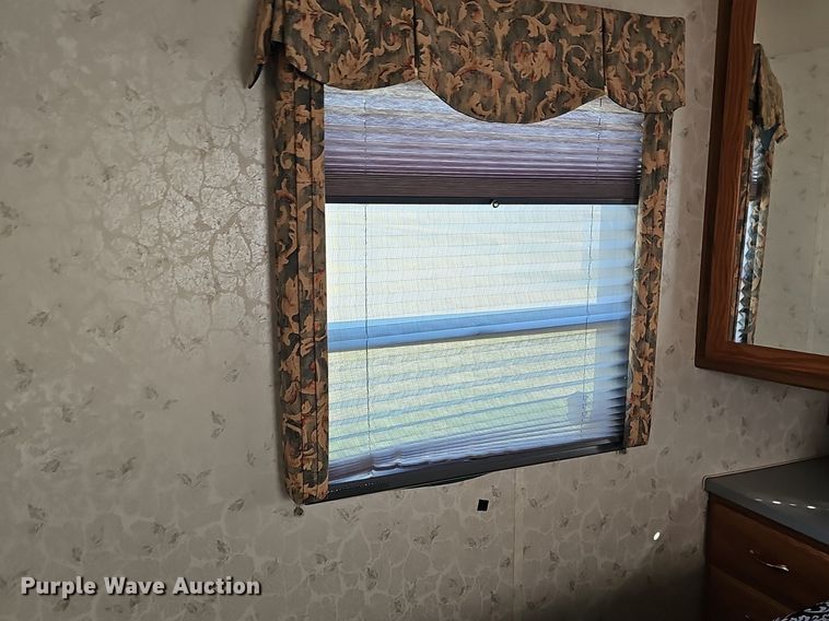 image for item DM1560 1998 Winnebago Adventurer RV