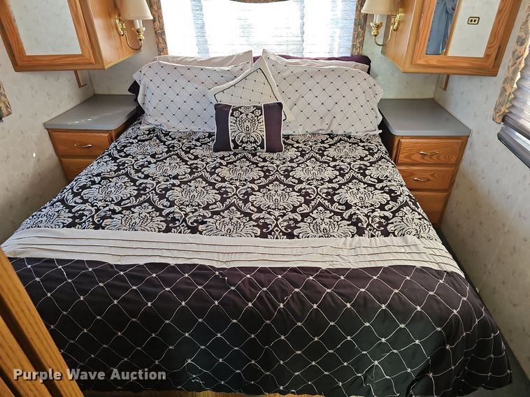 image for item DM1560 1998 Winnebago Adventurer RV