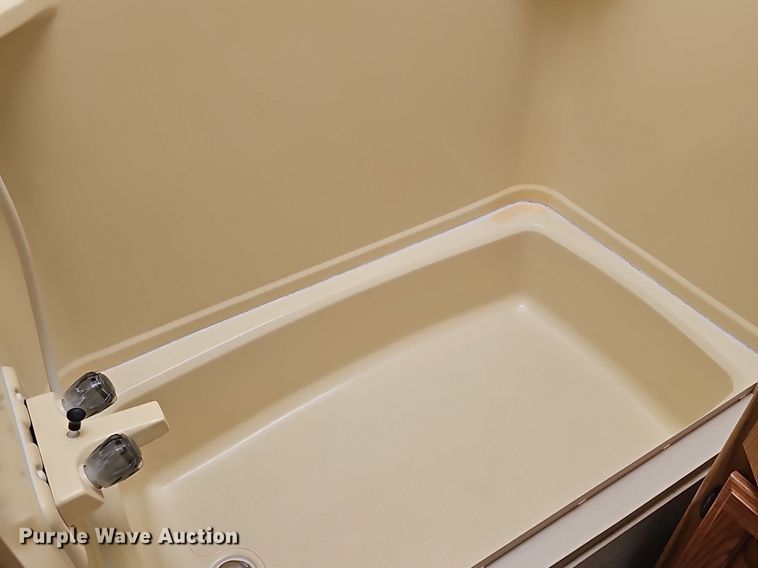 image for item DM1560 1998 Winnebago Adventurer RV