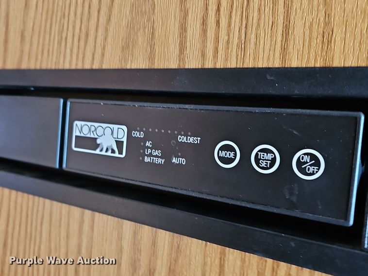 image for item DM1560 1998 Winnebago Adventurer RV