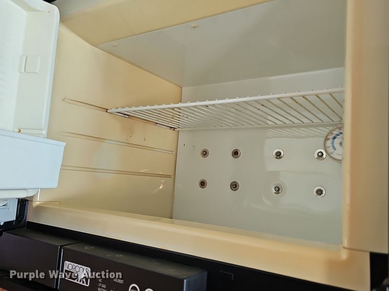 image for item DM1560 1998 Winnebago Adventurer RV