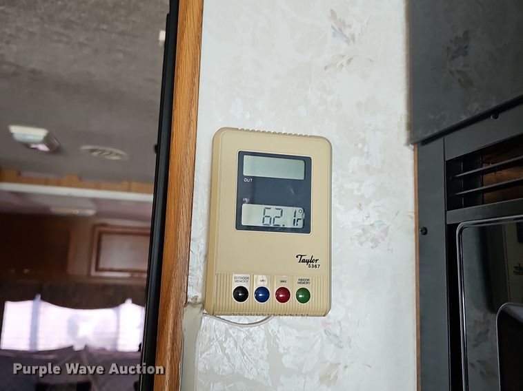 image for item DM1560 1998 Winnebago Adventurer RV