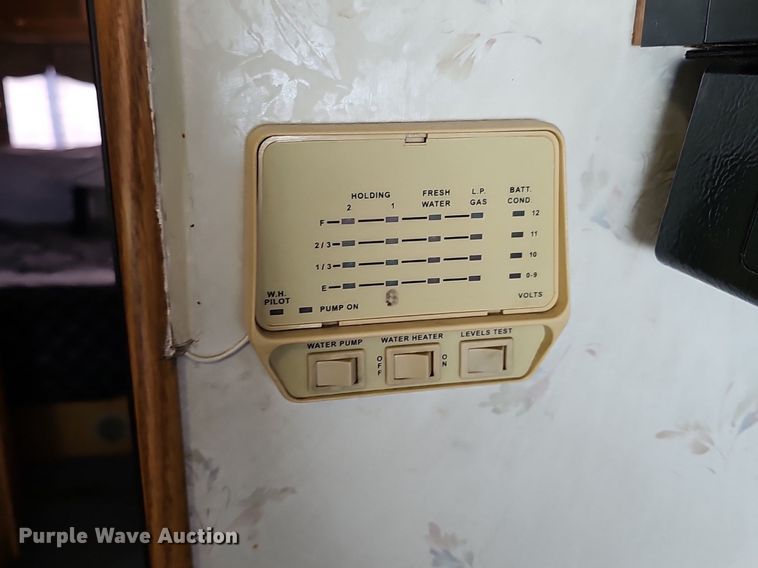 image for item DM1560 1998 Winnebago Adventurer RV