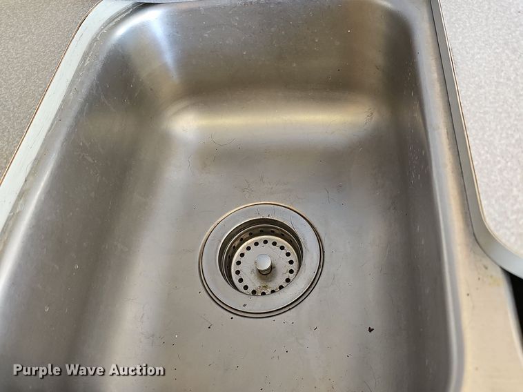 image for item DM1560 1998 Winnebago Adventurer RV