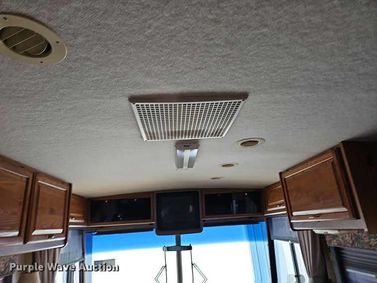 image for item DM1560 1998 Winnebago Adventurer RV