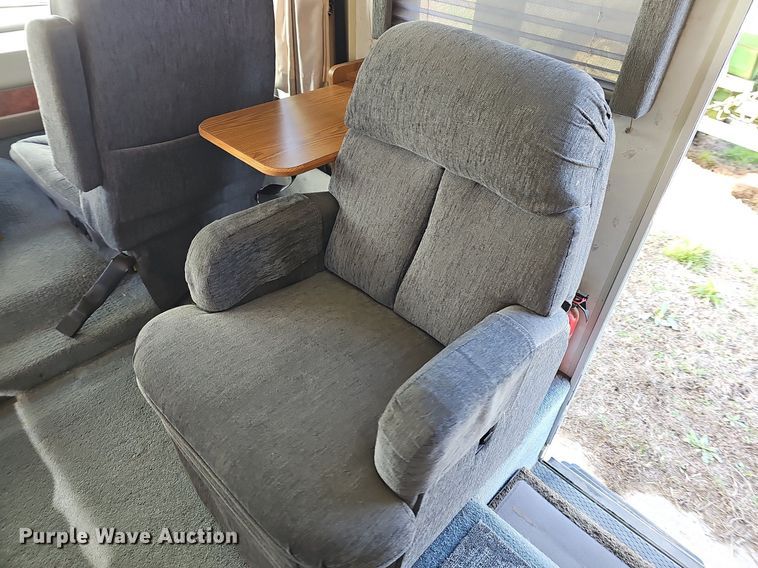 image for item DM1560 1998 Winnebago Adventurer RV