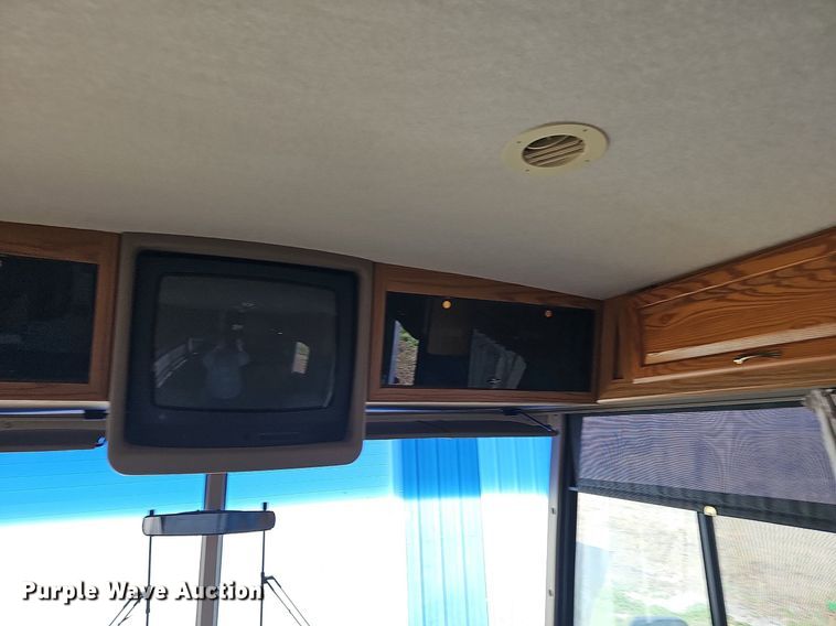 image for item DM1560 1998 Winnebago Adventurer RV