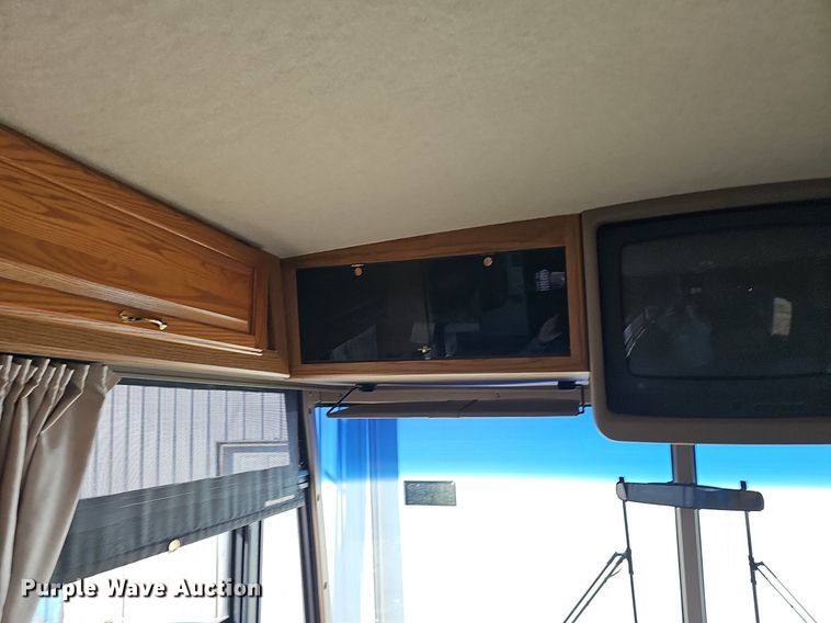 image for item DM1560 1998 Winnebago Adventurer RV