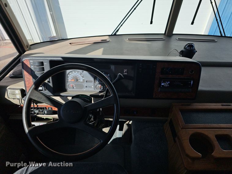 image for item DM1560 1998 Winnebago Adventurer RV