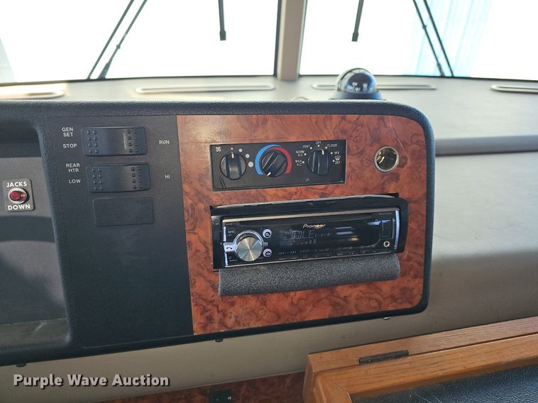 image for item DM1560 1998 Winnebago Adventurer RV