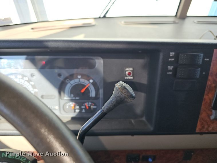 image for item DM1560 1998 Winnebago Adventurer RV