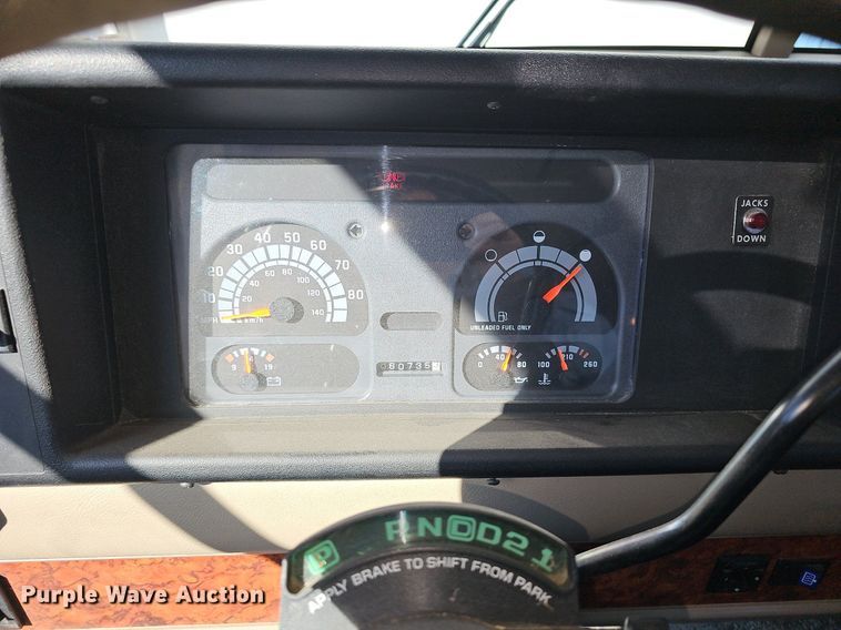 image for item DM1560 1998 Winnebago Adventurer RV