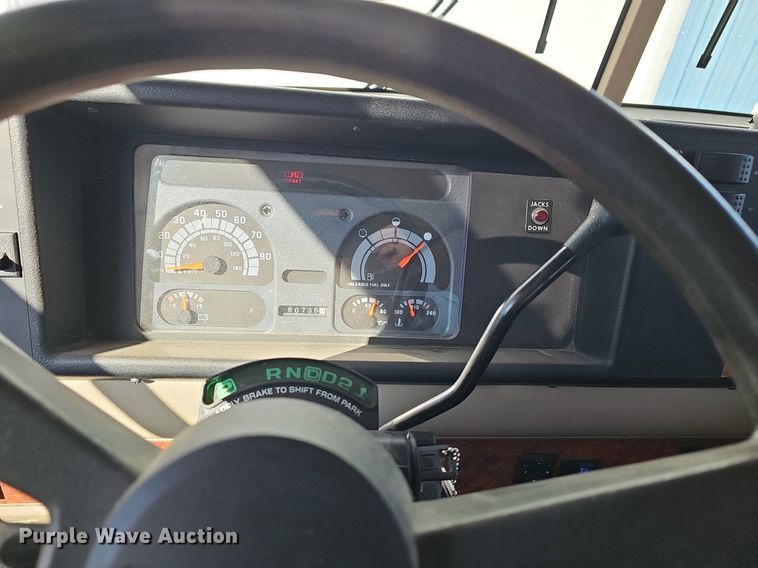 image for item DM1560 1998 Winnebago Adventurer RV