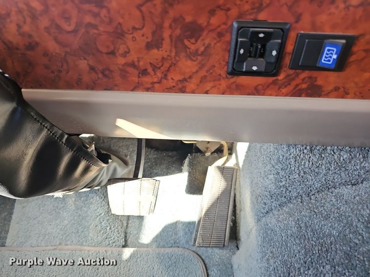 image for item DM1560 1998 Winnebago Adventurer RV