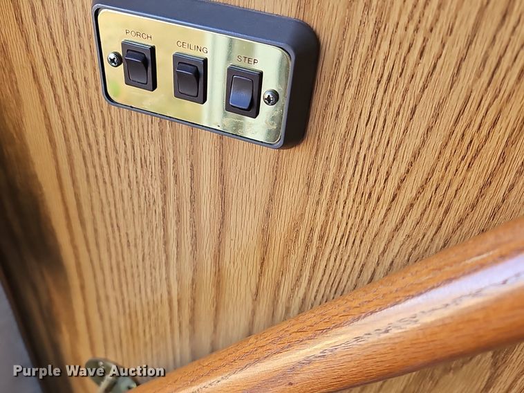 image for item DM1560 1998 Winnebago Adventurer RV