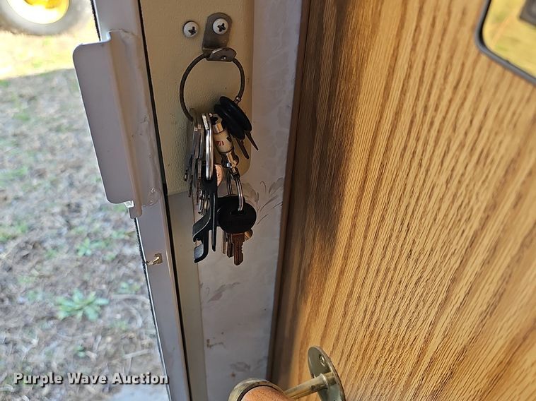 image for item DM1560 1998 Winnebago Adventurer RV