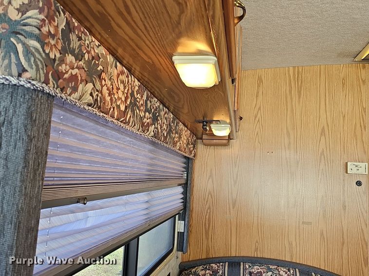 image for item DM1560 1998 Winnebago Adventurer RV