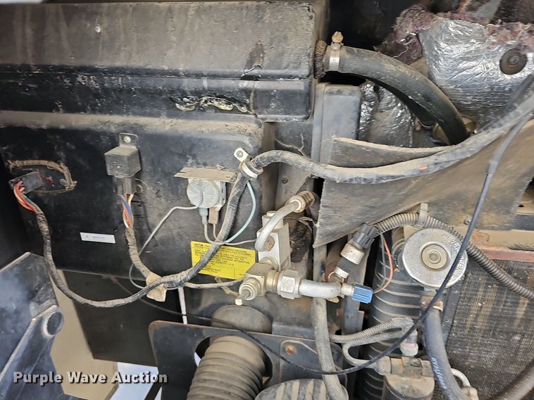 image for item DM1560 1998 Winnebago Adventurer RV