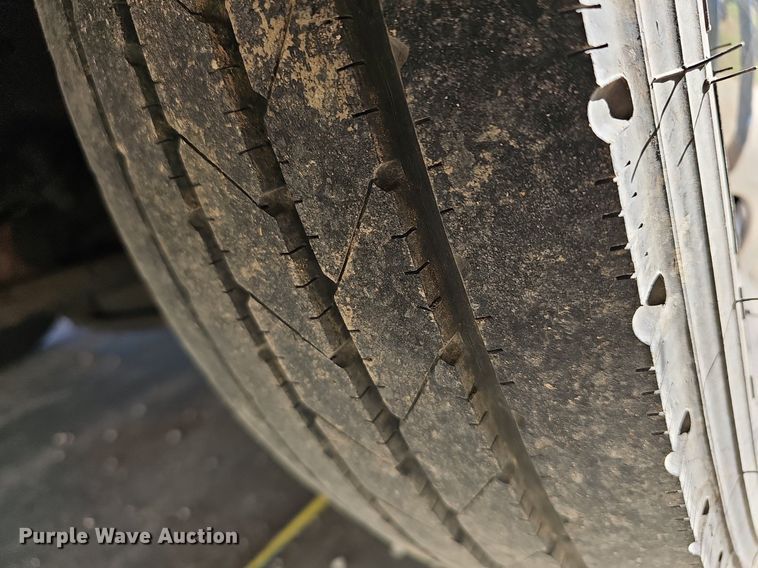 image for item DM1560 1998 Winnebago Adventurer RV