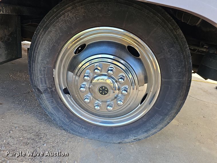 image for item DM1560 1998 Winnebago Adventurer RV