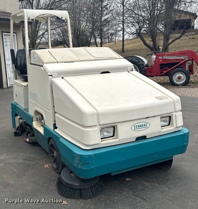 image for item DO3393 Tennant  8410 sweeper/scrubber