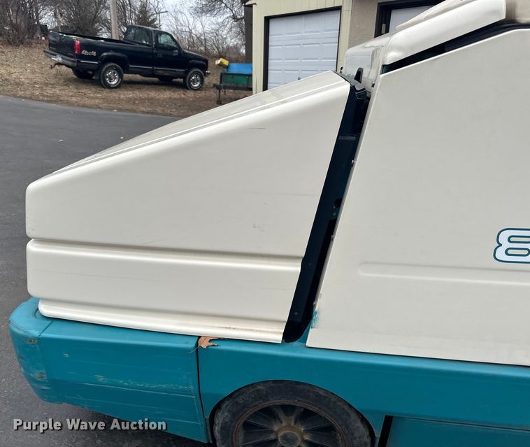 image for item DO3393 Tennant  8410 sweeper/scrubber