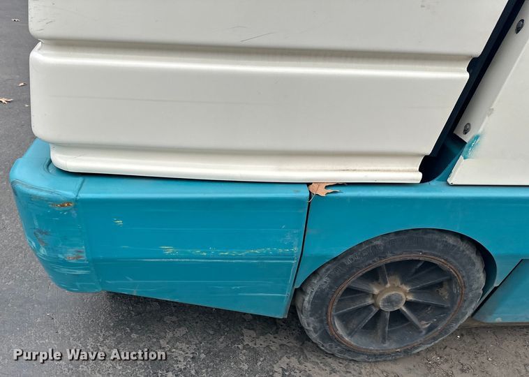 image for item DO3393 Tennant  8410 sweeper/scrubber