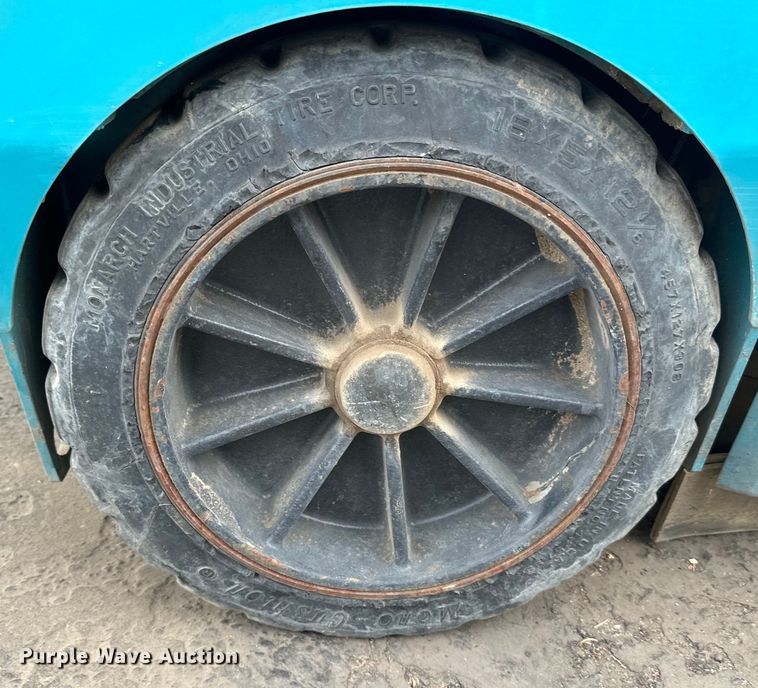 image for item DO3393 Tennant  8410 sweeper/scrubber