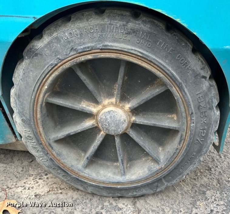 image for item DO3393 Tennant  8410 sweeper/scrubber