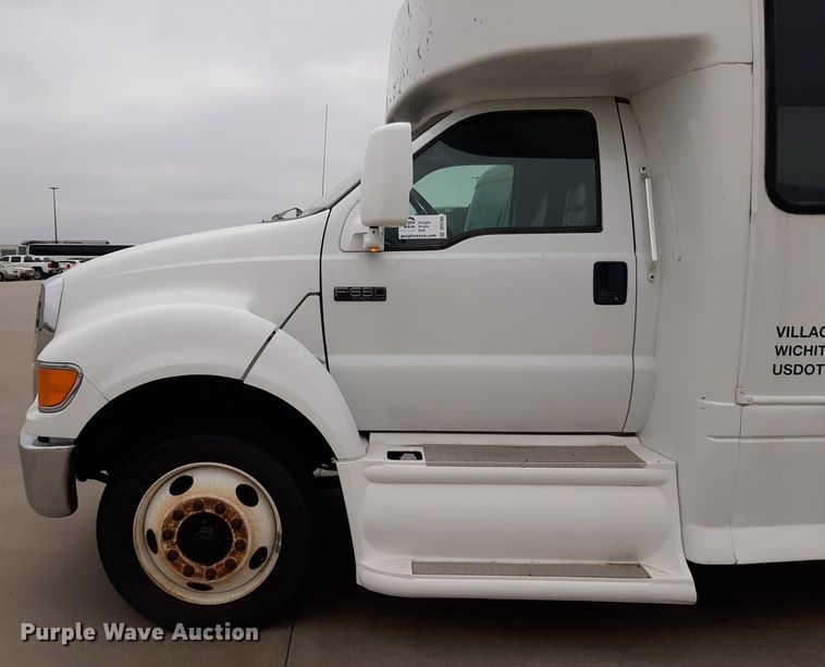 image for item DP2704 2009 Ford F650 Super Duty shuttle bus