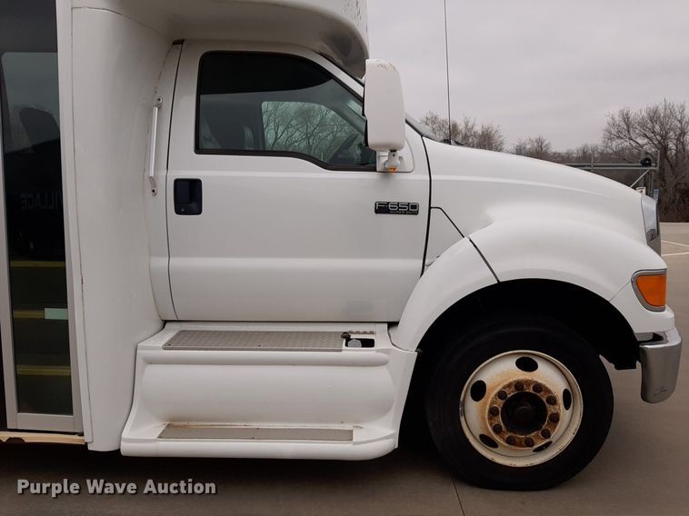 image for item DP2704 2009 Ford F650 Super Duty shuttle bus